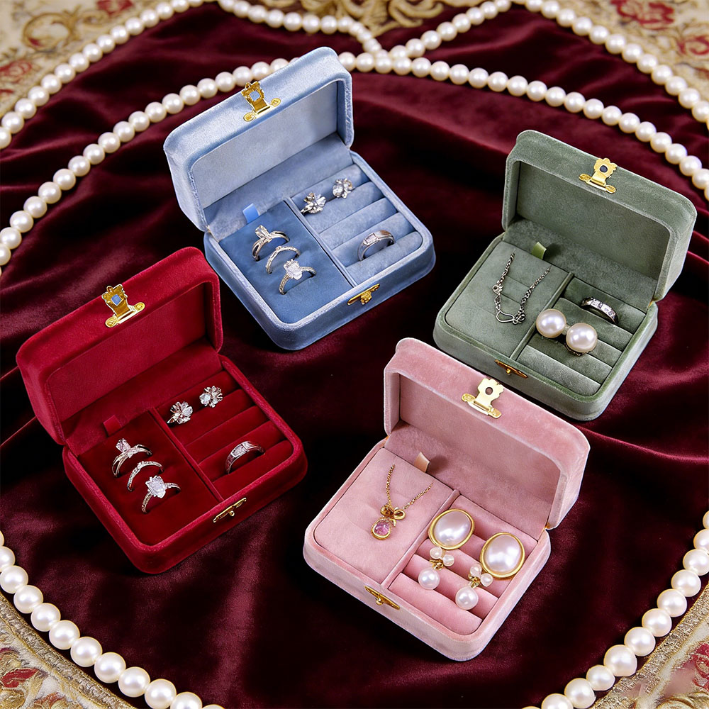 Personalized Name Box - Personalisierte Schmuckbox aus Samt, ausgestattet mit